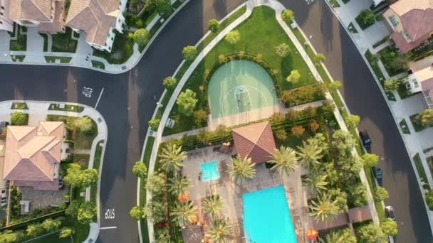 Luftaufnahme Des Tropical Orchard Vista Park Mit Palmen Und Swimmingpool — Stockvideo