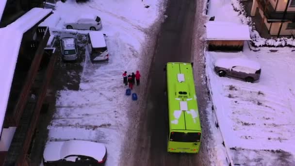 スキー村 カラフルで 冬の夜 チロル オーストリアのバスや人々の空中ビュー ドローンショット — ストック動画