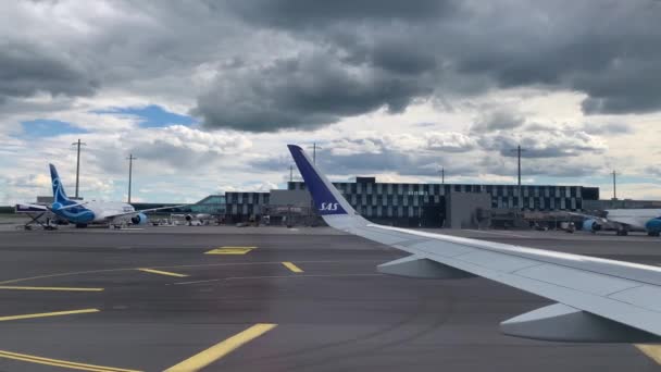 Scandinavian Airlines Sas Airbus Oslo Flygplats Gardermoen Från Airplane Norge — Stockvideo