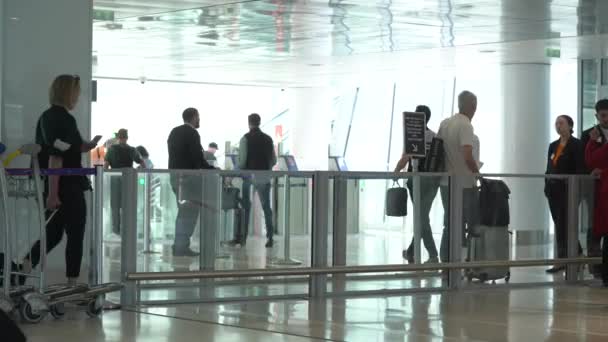 Passagers Marchant Dans Zone Départ Aéroport Paris Charles Gaulle Journée — Video