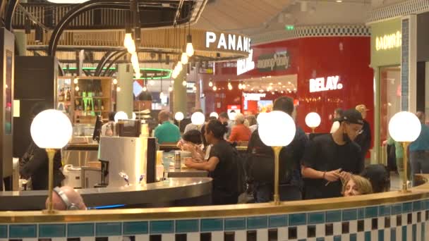 Voyageurs Manger Dans Bar Manger Restaurant Aérogare Aéroport Paris Charles — Video