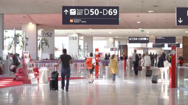 Путешественники Терминале Аэропорта Шарля Голля Париже Франция Medium Shot — стоковое видео