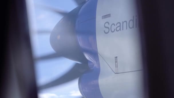北欧航空機のプロペラが空港で晴れ空に向かって回転する — ストック動画