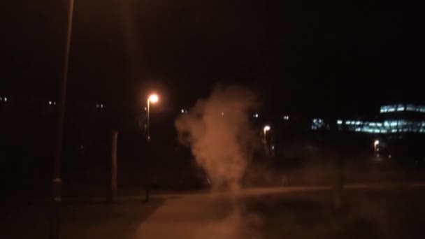 Στιγμιότυπο Από Πυροτέχνημα Μπαταρίας Κέικ Στο Έδαφος Νύχτα Πάρκο Που — Αρχείο Βίντεο