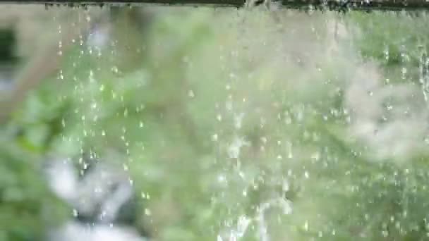 Капли Воды Стекают Деревянной Доски Исторической Мельницы Размытым Лесом Ручьем — стоковое видео