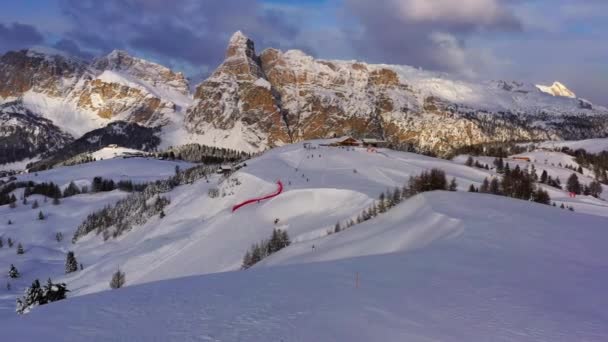 Vista Aérea Alrededor Gente Esquiando Tarde Soleada Alta Badia Tirol — Vídeo de stock
