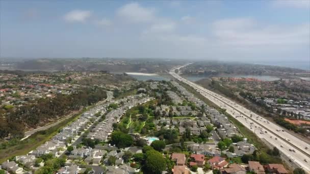 Aerial Overhead Panning Skott Carlsbad Kalifornien Flyger Över Hem Och — Stockvideo