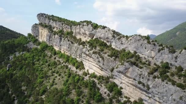 フランスのベルセル国立自然公園の大規模な岩山脈 空中ドローンショット — ストック動画