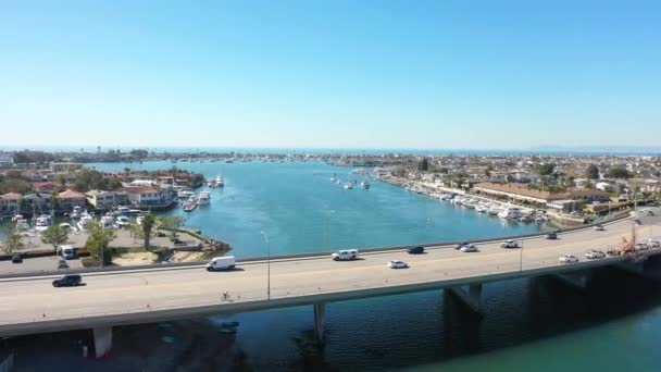 Drohne Fliegt Mit Autos Und Radfahrern Über Autobahnbrücke Balboa Inseln — Stockvideo