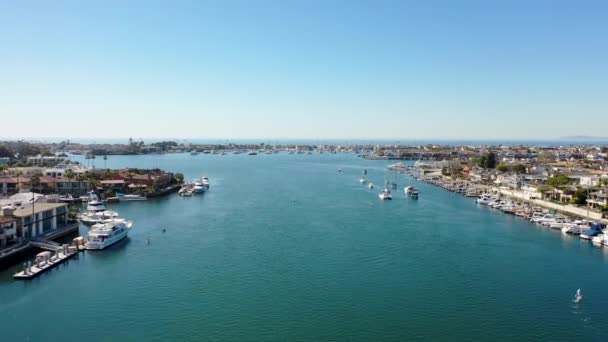 Luftaufnahme Des Pazifischen Ozeans Der Mit Booten Durch Die Balboa — Stockvideo