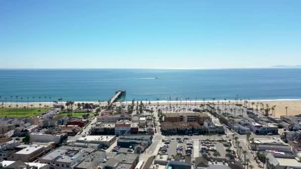 Slider Aerial Shot Balboa Pennininsula Pier Boat Cruising Pacific Sunny — стокове відео