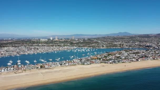 Slider Shot Aerial View Balboa Peninsula Beach Homes Boats Fashion — стокове відео