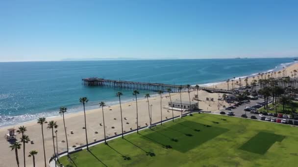 Aéreo Sobre Balboa Newport Beach Virado Para Oceano Pacífico Cais — Vídeo de Stock