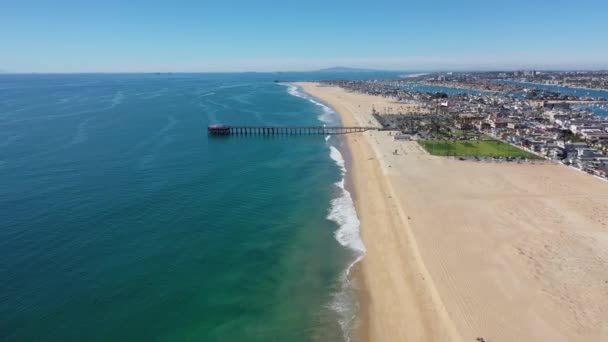 Balboa Üzerinde Havadan Newport Sahili Pasifik Okyanusu Üzerinden Iskeleye Doğru — Stok video