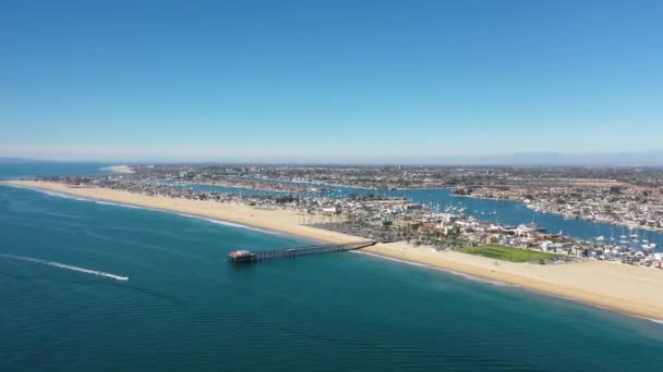 Antenne Über Balboa Newport Beach Fliegen Über Den Pazifischen Ozean — Stockvideo