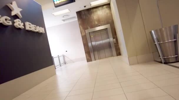Promenader Till Hissen Cape Town Flygplats — Stockvideo