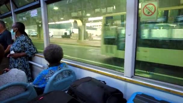 空港でバスに乗る ケープタウン空港 — ストック動画
