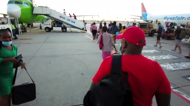 ケープタウン空港の飛行機に歩いている人たち — ストック動画