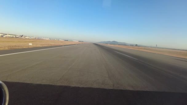 美しい日の出と山と飛行機の着陸 — ストック動画