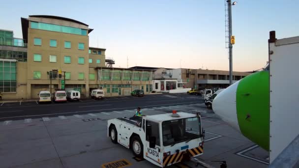 Preparando Avião Para Decolar Consertar Avião Aeroporto Cidade Cabo — Vídeo de Stock