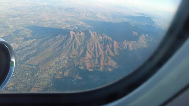 飛行機が出発し 美しい日の出と山で南アフリカの空に飛び立つ — ストック動画