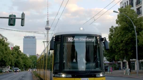 Общественный Транспорт Берлине Летом Рядом Символической Телебашней — стоковое видео