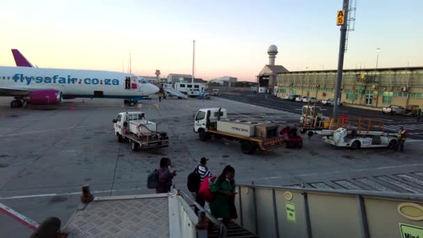 아프리카의 케이프 타운에서 비행기 안으로 들어가는 사람들 — 비디오