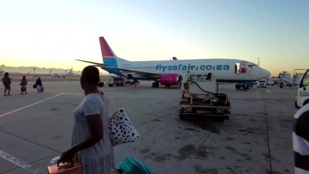 Люди Ожидании Посадки Самолет Юге Африки — стоковое видео