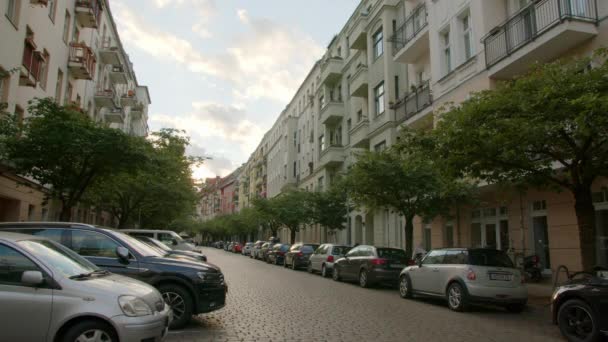 Prenzlauer Berg Deki Karizmatik Binalarıyla Huzurlu Berlin Caddesi — Stok video