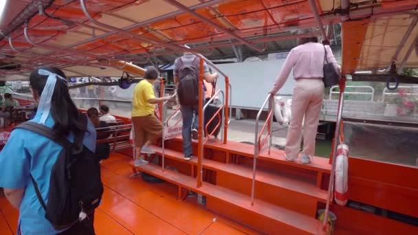 Passagiers Stappen Uit Boot Bij Khlong Saen Saep Public Water — Stockvideo