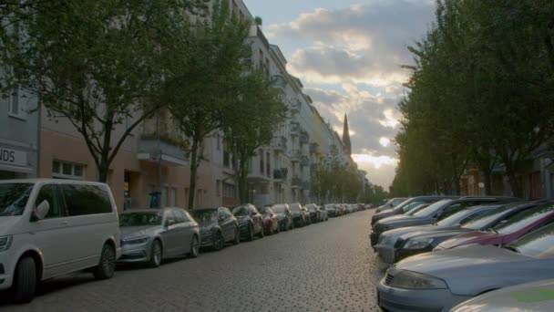 Berlin Street Parkovacími Vozy Idylické Čtvrti Krásnými Budovami — Stock video