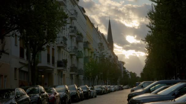 Dramatische Wolken Bei Sonnenuntergang Den Straßen Von Berlin Prenzlauer Berg — Stockvideo