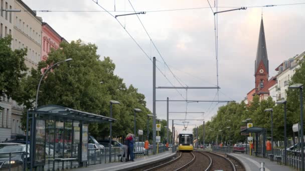 Lidé Dávající Objetí Vlakovém Nádraží Berlíně Příchozí Tramvají — Stock video