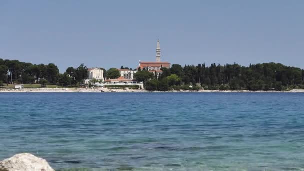 Panoramautsikt Över Kyrkan Den Gamla Staden Rovinj Kroatien Med Adriatiska — Stockvideo