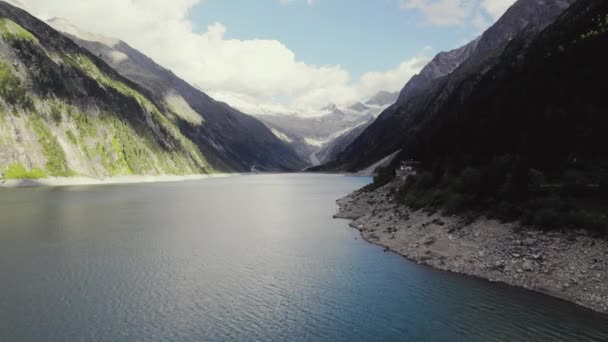 Survolant Grand Lac Barrage Réservoir Schlegeis Dans Vallée Montagneuse Tyrolienne — Video