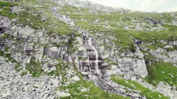 Mały Wodospad Paśmie Górskim Pomiędzy Skalistym Trawiastym Stromym Terenem Latające — Wideo stockowe