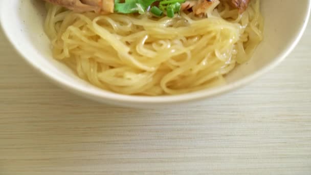 Getrocknete Nudeln Mit Geschmorter Ente Weißer Schüssel Asiatische Küche — Stockvideo