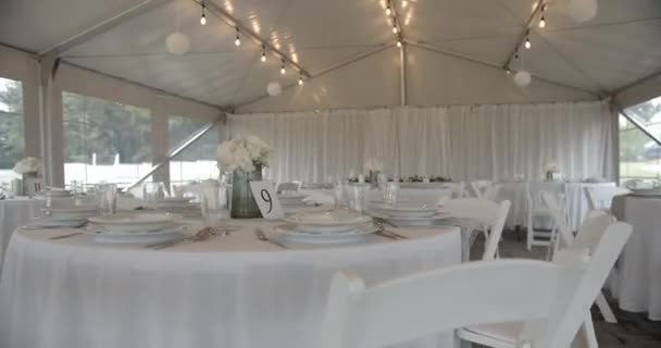Kerek Üvegasztalok Fehér Virágokkal Esküvői Bankettre Esküvői Dekorációk Bálterem Készen — Stock videók