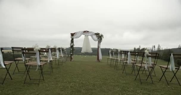 Vestido Noiva Com Flores Brancas Cadeiras Madeira Sobre Cerimônia — Vídeo de Stock