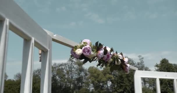 Άποψη Τροχιά Του Γάμου Αψίδα Τεχνητά Λουλούδια Μια Ηλιόλουστη Μέρα — Αρχείο Βίντεο