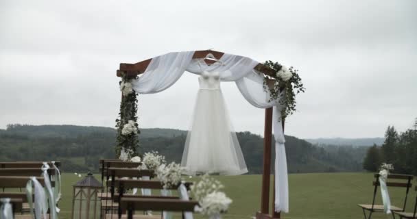 Hochzeitskleid Auf Hochzeitsbogen Mit Weißen Blumen — Stockvideo