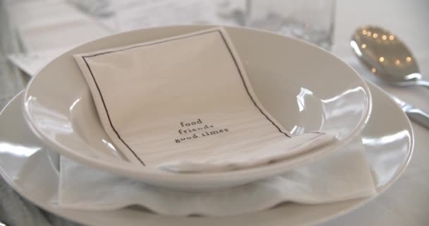 Λευκό Πιάτο Γαμήλιο Μήνυμα Στο Γαμήλιο Δείπνο Διακόσμηση Γάμου — Αρχείο Βίντεο