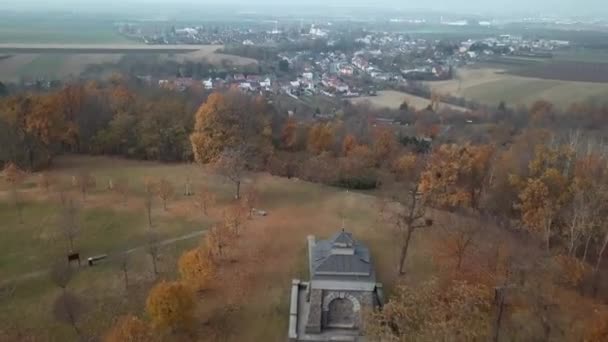 Zdjęcia Lotnicze Kościoła Pomarańczowego Drzewa Gór Jesienią Małym Miastem Tle — Wideo stockowe