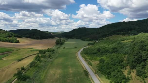 在欧洲驾驶汽车沿着乡间道路行驶的空中景观 — 图库视频影像