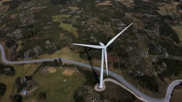 Letecký Pohled Větrnou Turbínu Horách Portugalska Naklonit Posunout Při Stoupání — Stock video