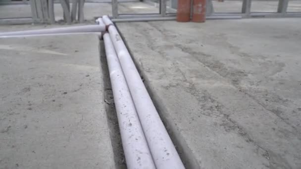 建設中の家を通過する床下加熱管の動的低角度ハンドヘルド映像 — ストック動画