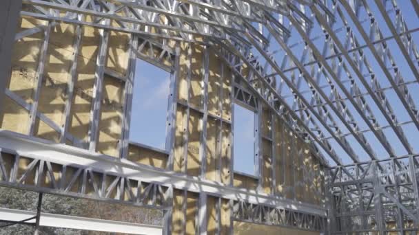 Bir Evin Çelik Çerçevelerinin Tamamlanmamış Yapısının Dinamik Bir Görüntüsü — Stok video