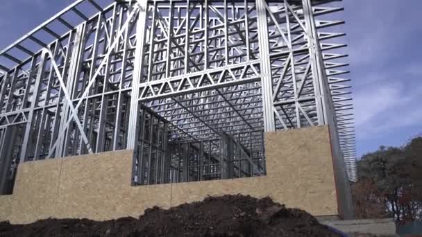 Naklonit Dolů Ukazuje Kovovou Konstrukci Procesu Budování Hromadou Nečistot Popředí — Stock video