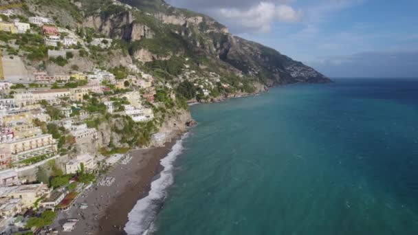 깎아지른 아말피 해안선을 공중에서 내려다보면 해변들이 보인다 이탈리아 — 비디오