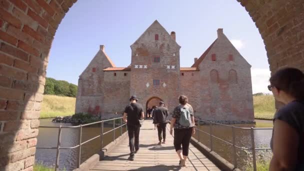 관광객은 덴마크에서 해자와 성으로 들어간다 중세의 요새의 스포트 — 비디오